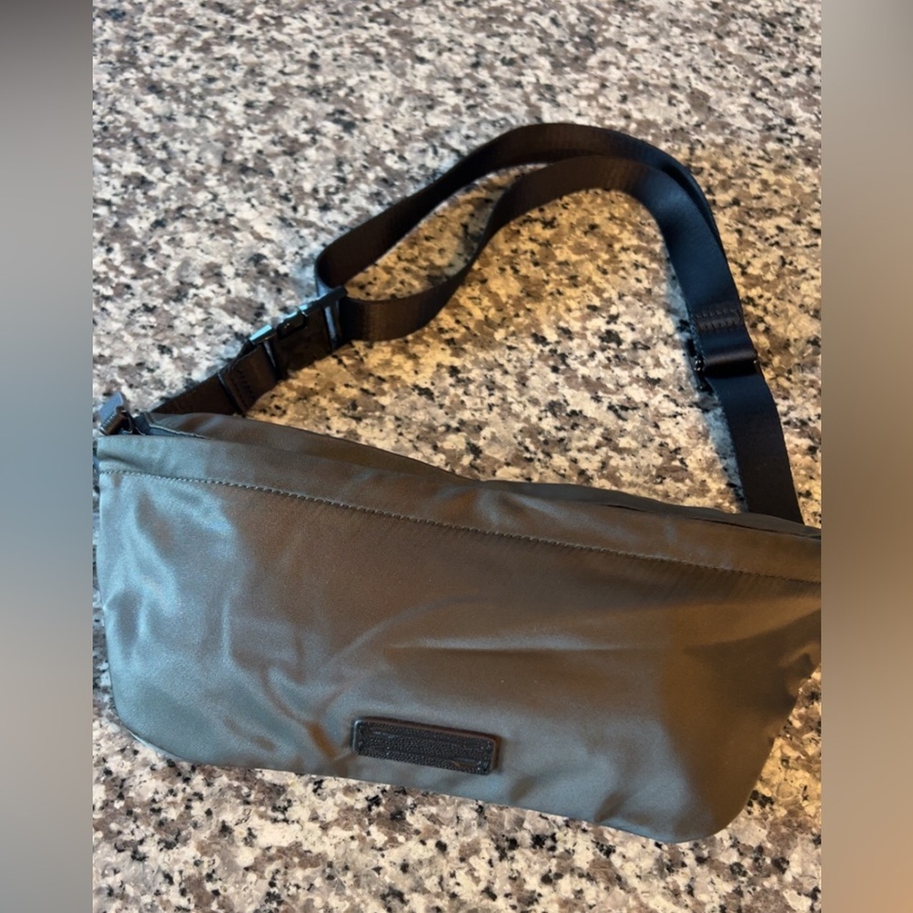 Uri Minkoff Fanny Pack Bag with Black Strap. - Picture 3 of 8